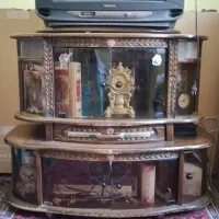 تلوزیون و میز چوبی