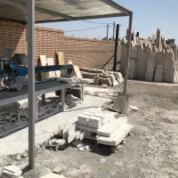 استخدام یک نیروی کار در فروشگاه سنگ و سرامیک