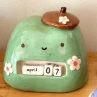 تقویم سفالی رومیزی بامزه لبخند رو به میز کارت بیار