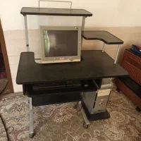 میز کامپیوتر و کامپیوتر