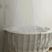 تخت کنار مادر گهواره