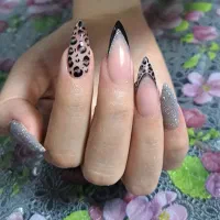 ارائه خدمات تخصصی ناخن وآموزش حرفه ای