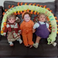 تعدادی عروسک به صورت یکجا