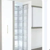 سوپری ایستاده کنار یخچالی