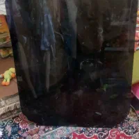 شیشه تنها میز نهار خوری