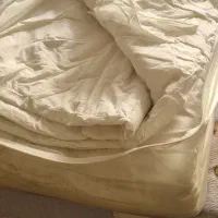 یک عددلحاف پشم وشیشه و ۱ عدد پتو دونفره خارجی