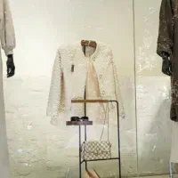 آویز کت و شلوار رسید