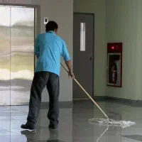 انجام کارهای روزمره نظافت چی