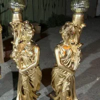 دو عدد مجسمه آباژور (یکی از حباب ها شکسته)