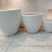 گلدان سفالی و پلاستیکی