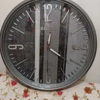 سلام یه عدد ساعت دیواری رنگ طوسی فروشیه