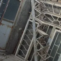 یک  پله  آهنی سالم بدون پوسیدگی