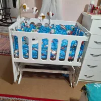 یک عدد تخت گهواره شو کنار مادر|تخت و صندلی بچه|اراک, |دیوار
