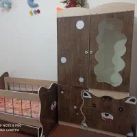 سرویس تخت خواب و کمد نوزاد، و یک کتابخانه