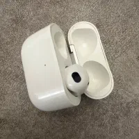 کیس و گوشی سمت راست ایرپاد ۳