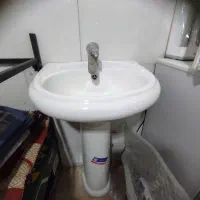 روشویی و آینه و شیر