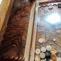 بیرون تنه داخل ریشه درخت اصالت دار تخته