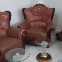 مبل چرم اصل جاهایی از مبل تعمیر شده