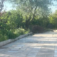 600-متر-پر-درخت-با-بنای-قدیمی