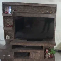 یک عدد میز تلوزیون وویترین شیک وسالم