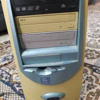 کامپبوتر رومیزی به همراه یک کیبورد و موس