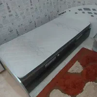 تخت خواب یک نفره با تشک و میز دو کشو