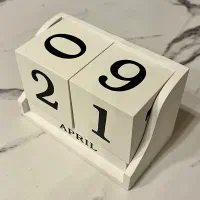 تقویم رومیزی دائمی چوبی سفید میلادی