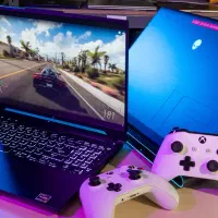 فروشنده و خریدار لپتاپ، مک بوک و قطعات کامپیوتر