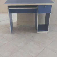 میز تحریر و کامپیوتر