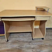 میز کامپیوتر چرخ دار