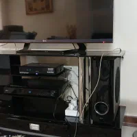 یک عدد میز تلوزیون شیشه ای ب همراه دو باند کناری