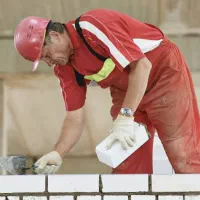 بنای ساختمان و تعدادی کارگر