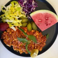 به یک پرسنل خانوم جوان کار در کافه سنتی