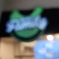 به یک اشپز حرفه ای و  صندوق دار و پیک