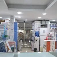 همکار اقا در فروشگاه تجهیزات پزشکی
