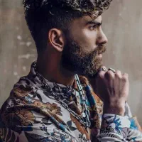 فروشنده کت و شلوار پوشاک مردانه