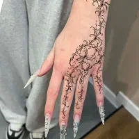 طراحی و اجرای تاتو بدن