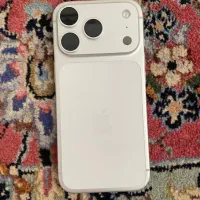 ایفون ۱۷ پرو. سفید