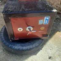 یک عدد گاوصندوق و یک عدد باک پیکان و یک عدد ترازو