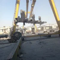 جوشکار و آشنا به سنگ فرز  جهت کارهای اسکلت فلزی