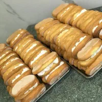 فروشنده خانوم نان و شیرینی