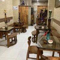 قلیان زن مرد کار در کافه مردانه