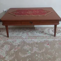 میز بزرگ‌ عسلی
