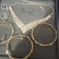 گردنبند و النگو و گوشواره در حد.