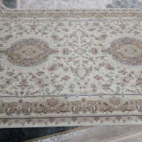 تعدادی فرش کناره و پشتی
