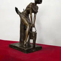 مجسمه برنز دختر و چرخ چاه برنزی