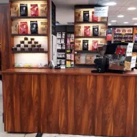 فروشنده خانم در غرفه قهوه فروشی