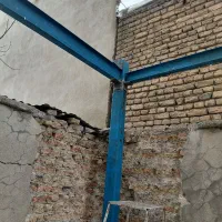 به چند کارگر ساختمانی جهت بالا بردن مصالح