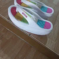دمپایی و تعدادی کفش در حد نو