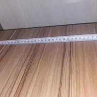 میز تحریر باکس دار نشسته